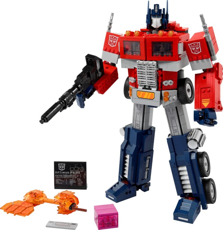 Il LEGO Icons 10302 Optimus Prime in modalità robot su sfondo bianco: busto rosso e grigio con due finestrini quadrati sul petto, gambe blu con le ruote, un blaster nero nella mano destra e davanti una targa espositiva nera, un'ascia arancione, un cubo rosa e una piastrella grigia