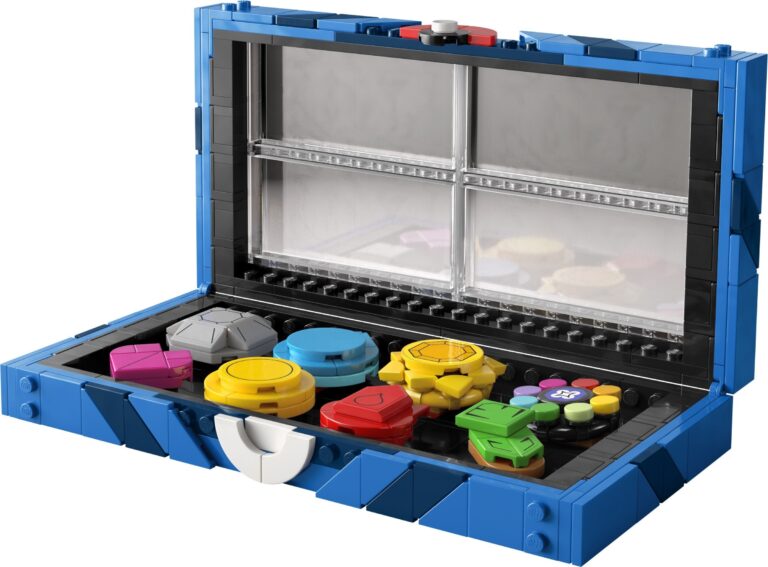 La Collezione Medaglie della regione di Kanto LEGO aperta su sfondo bianco: una valigetta blu a strisce diagonali con il coperchio alzato, quattro pannelli trasparenti e un dettaglio Poké Ball rosso e bianco in alto, e otto medaglie colorate fatte di mattoncini nel vassoio nero