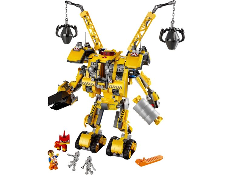 Il mech LEGO Construct-o-Mech giallo finito su sfondo bianco, con due bracci da gru che reggono pinze grigie appese a catene, piedi cingolati, una benna da escavatore nera su un braccio e un rullo grigio sull'altro; ai suoi piedi Emmet, la rossa Angry Kitty, due Skeletron grigi e un separatore di mattoncini