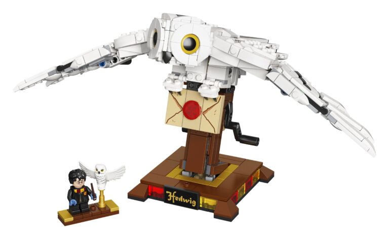 Il set LEGO Edvige su sfondo bianco: una civetta delle nevi bianca in mattoncini ad ali spiegate, con occhi dorati, che tiene una busta sigillata, su un supporto marrone con manovella e targhetta Hedwig, accanto a una piccola base con la minifigure del giovane Harry Potter e una mini Edvige